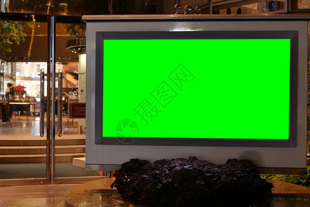 巨大的购物者台北湾2018年2月7日在商场前为您的广告关闭绿屏牌在商场前为您的广告关闭绿屏牌空的图片
