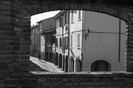 从意大利帕尔马城堡主街卡隆纳德和丰塔内拉托市Fontanellato的窗口中查看从意大利帕尔马城堡主街科隆纳德和丰塔内拉托市街道图片