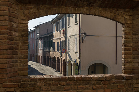 囟门旅游从意大利帕尔马城堡主街卡隆纳德和丰塔内拉托市Fontanellato的窗口中查看从意大利帕尔马城堡主街科隆纳德和丰塔内拉图片