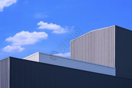 铁以现代风格蓝色天空背景的现代金属工厂建筑的低角度和视侧面观蓝天背景色的阴影图片