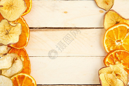最佳橙木背景顶视图上的干苹果和橘子传统的图片
