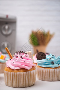 纸杯蛋糕结霜刨冰美味的自制蛋糕配有多彩奶油还糖果和巧克力曲奇饼家制秋天节日甜点图片