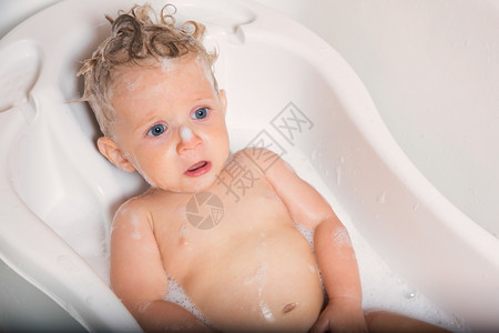 躺在浴缸里的婴儿图片