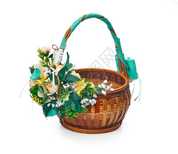 柳植物区系草白背景花朵安排的复活节篮子图片