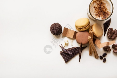 盒子丰富多彩的马卡龙俯视图蛋白杏仁饼干巧克力球咖啡玻璃白色背景分辨率和高品质美丽照片俯视图蛋白杏仁饼干巧克力球咖啡玻璃白色背景高图片