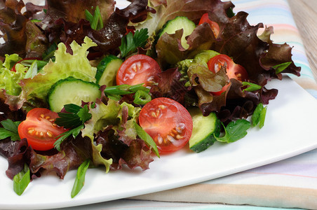 生菜叶的浅色沙拉配西红柿和黄瓜饮食的有机低卡路里图片