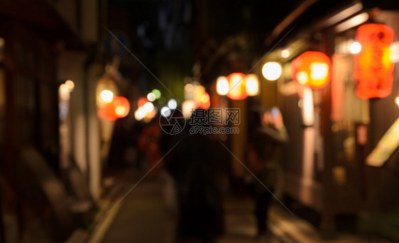 街道散景在日本京都晚上用灯笼在小街的木店和餐馆里行走时抽象摘要模糊了人们的样镇图片