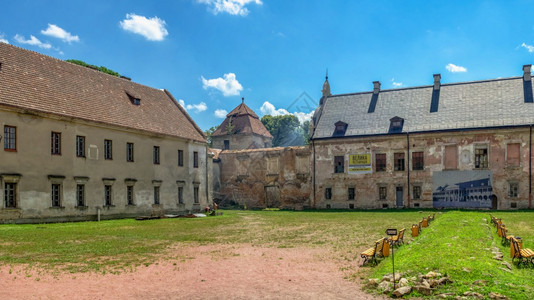 云乌克兰利沃夫地区佐克瓦Zhovkva城堡在乌克兰利沃夫地区日光照的夏庄园大厅图片