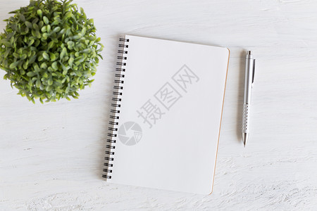 有创造力的白色背景办公桌平面照片白木桌子上打开空白笔记本工作区日图片
