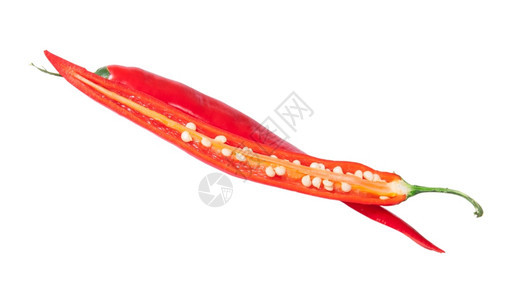 白色背景孤立的红辣椒两相交叉半分红辣椒辛的种子调味料图片
