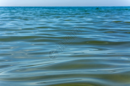 明亮的透清水地表平滑的绿水顺清面有质感的图片
