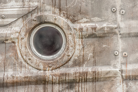 关闭一个生锈的金属飞机尾孔寒冷的损坏有质感图片