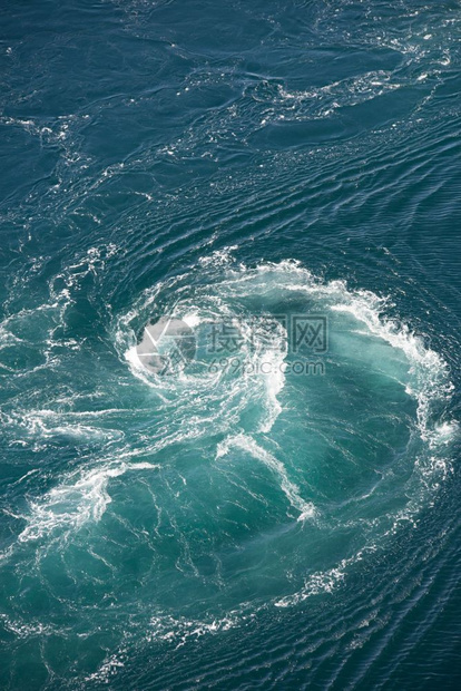 溅Maelstrom旋风的自然现象挪威盐层洞海洋图片