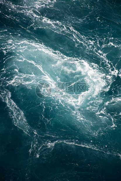 Maelstrom旋风的自然现象挪威盐层蓝色的海浪洞图片