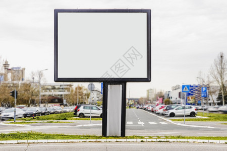 木板明亮的外部户广告牌前停车场图片