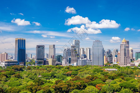 镇高的曼谷城市天际与Lumpini公园在泰国最高风景城市的图片