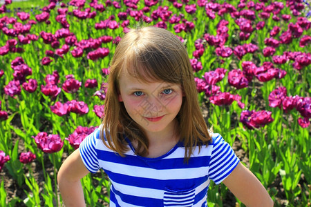 美丽的郁金香花朵和小女孩图片