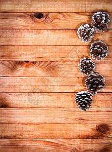 圣诞装饰品木背景有锥云杉木头常绿图片