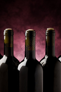 正面乡村的五瓶葡萄酒在紫罗兰背景面前的照片奢华图片