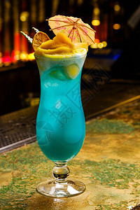 新鲜热带鸡尾酒在吧饮用精非饮料和冰大溪地柑橘背景图片