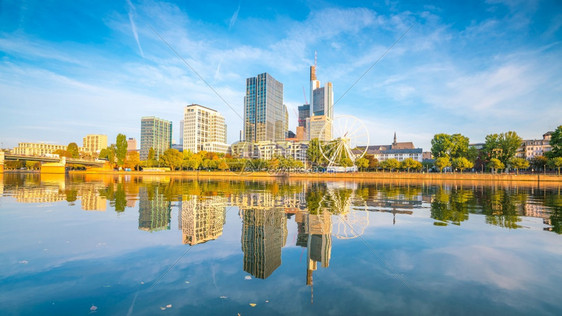 德国法兰克福市天际的蓝色空之景欧洲建筑学物图片