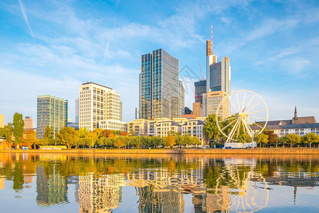 区封锁德国法兰克福市天际的蓝色空之景关心图片