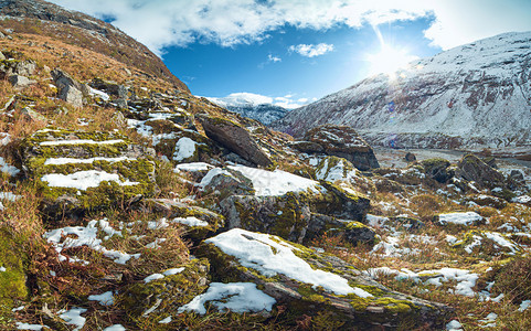 挪威山地景观雪覆盖冰石远山流和阳光照耀动斯堪的纳维亚北图片