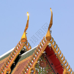 蓝色天空背景的寺庙屋顶上可亮点盛大金的历史图片