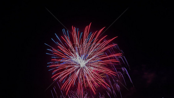 天空明亮的彩色烟花孤立的黑色背景新年庆典烟花假期红色的图片