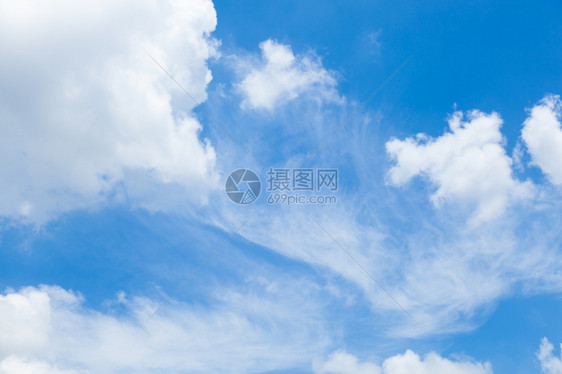 蓬松的自由天空之光云和蓝天覆盖空中漂浮的天图片
