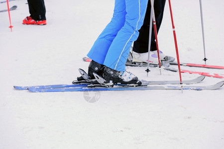 假期山穿着雪上滑的者脚紧贴男人图片