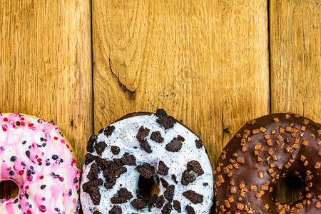糖果早餐甜冰食品配有胶水喷发甜圈和巧克力霜冻的面色及复制空间糕点图片