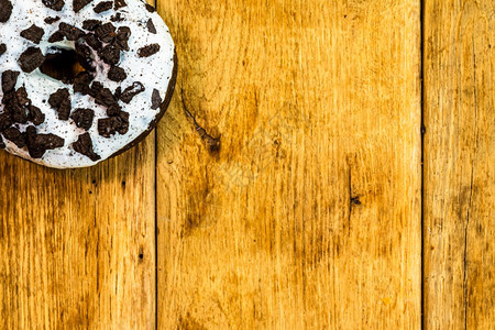 甜冰糖食品配有胶水喷发甜圈和巧克力霜冻的面色及复制空间木的美味育肥图片