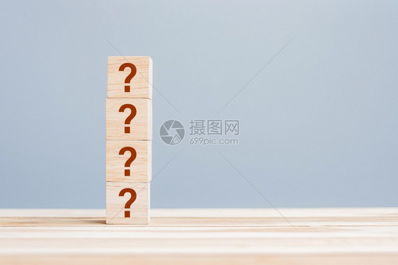 象征搜索桌子FAQ频率询问题答案和A信息通和审讯等事项在表底背景上的木块立方标注图片