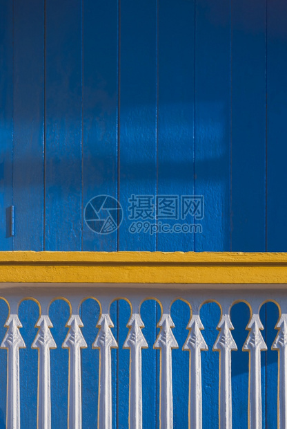 白色的巴勒斯脱色表面的阳光和阴影在陈年风格和垂直架状蓝色木门前的露台阳上画木头图片