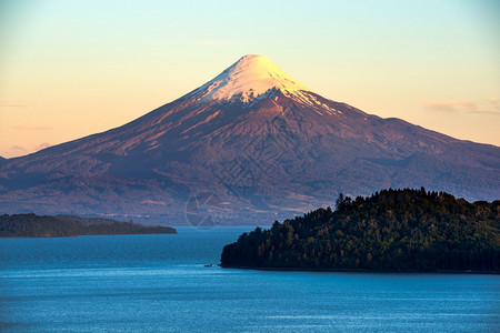洛斯奥索尔诺兰基韦OsornoVolcano和Llanquihue湖智利拉各斯X区图片