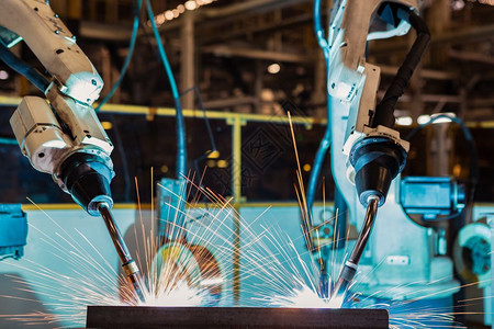行业工的焊接机器人正在生产线上进行运动焊接移图片