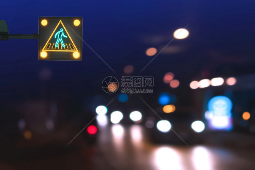 驾驶深夜城市街道背景模糊的灯光行人过路标志无照明电动交通车运图片