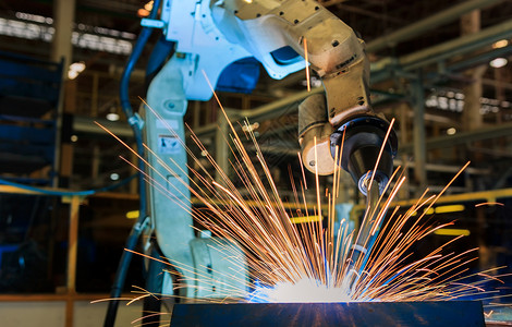建造自动化工业的机器人在汽车厂焊接金属图片