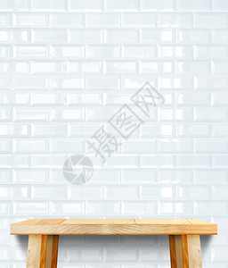 背景中的空木现代桌和白瓷砖壁将显示您产品时的模版套上内部最佳您图片