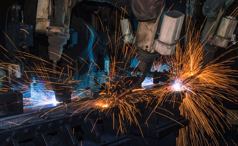 小组机器人在工厂中焊接汽车部件重的焊机服务图片