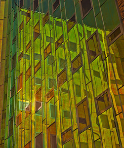 棕色的结构体办公楼窗户有绿色黄和橙反射荷兰图片