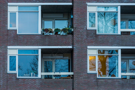 基本的带有阳台荷兰城市建筑的简单公寓Name住房图片