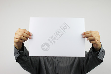 你们立字据卡片商界人士持有空白纸并复制空间来设计你们的业务工作