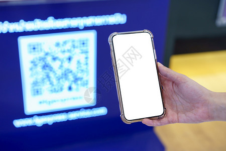 应用二维码空白的Mockup手拿着模糊的QR码数字支付概念的空白屏幕移动电话图片