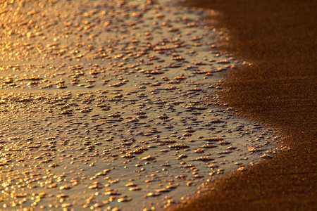 颜色科孚岛爱奥尼亚在沙滩和日落太阳反射时的破浪所创造气泡紧闭图片