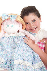 迷人的白色美丽快乐小女孩她最喜欢的洋娃孤立在白色背景上图片