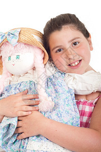 肖像幸福黑发快乐的小女孩她最喜欢的洋娃孤立在白色背景上图片