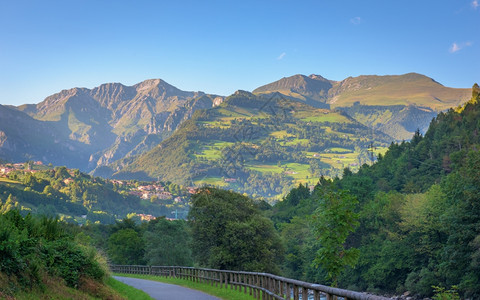塞里亚纳河谷意大利阿尔卑斯山的景色很美位于意大利贝加莫附近奥罗比春天绿色图片