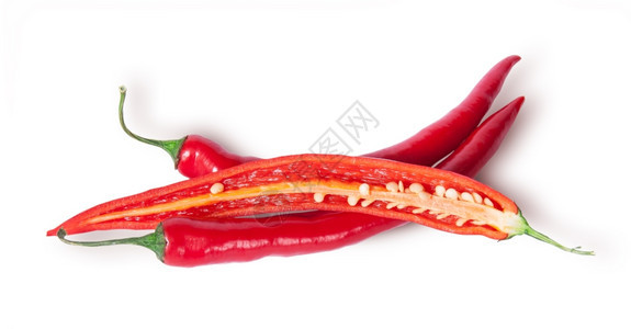 锋利的火热两片半红辣椒白背景的红辣椒和两片半胡图片